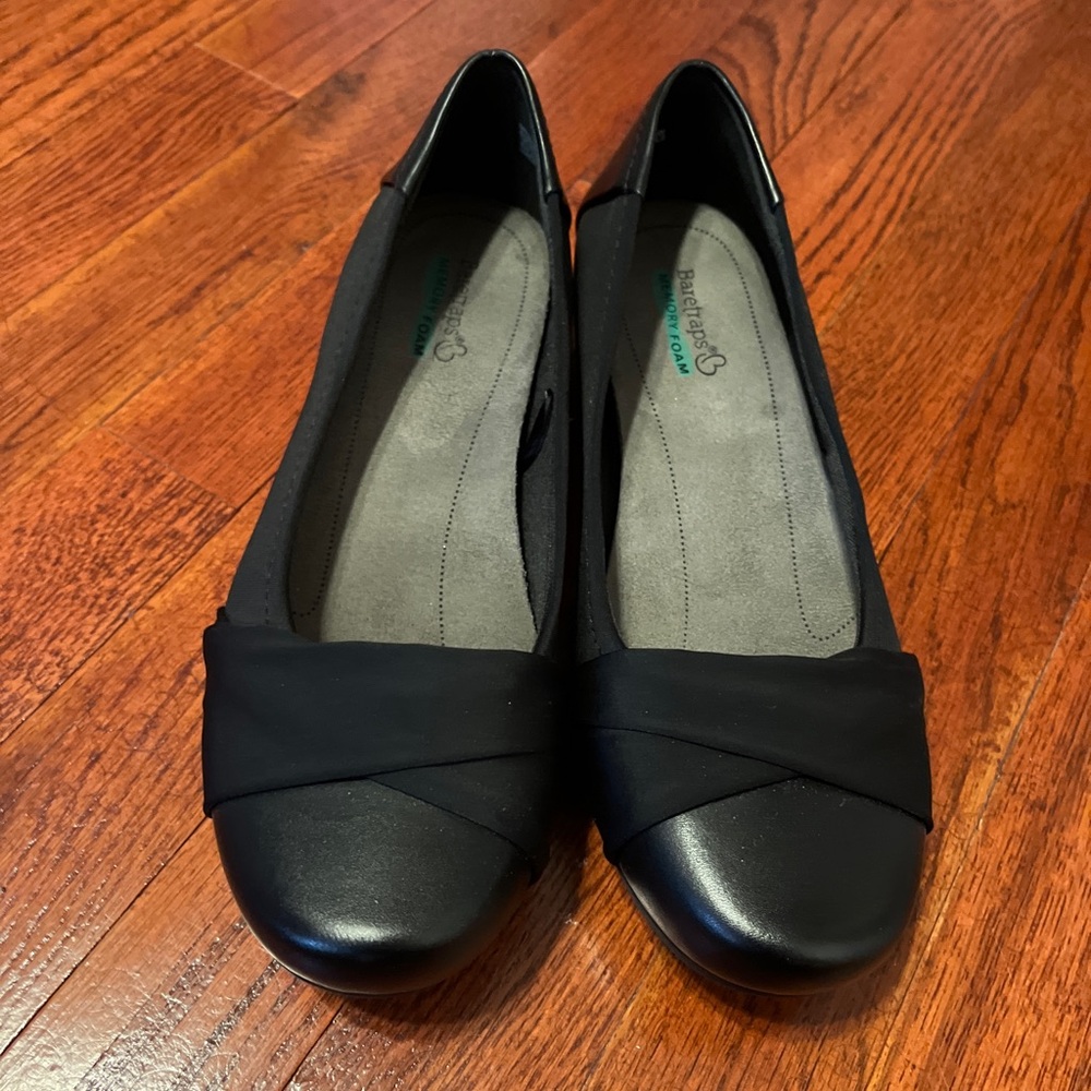 Baretraps Black Misty Flats Woman Size 8 1/2M Hidden Wedge Memory Foam Shoes